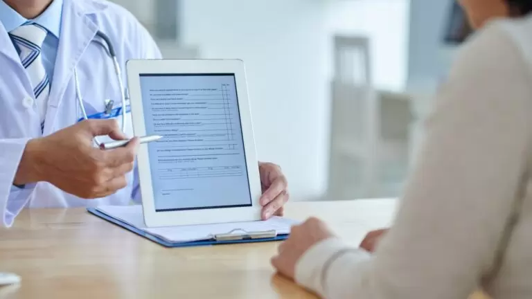Doctor with digital tablet Doctor con tableta digital