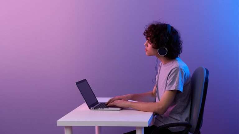 Tipo sentado en la mesa de tecnología de estilo de vida portátil para juegos