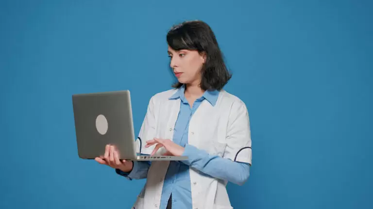 Químico de microbiología que realiza trabajos de investigación en una computadora portátil en el estudio, navega por internet para encontrar resultados y análisis químicos. científico químico con bata blanca usando un experimento informático. Químico de microbiología que realiza trabajos de investigación en una computadora portátil en el estudio, navega por internet para encontrar resultados y análisis químicos. científico químico con bata blanca usando un experimento informático.